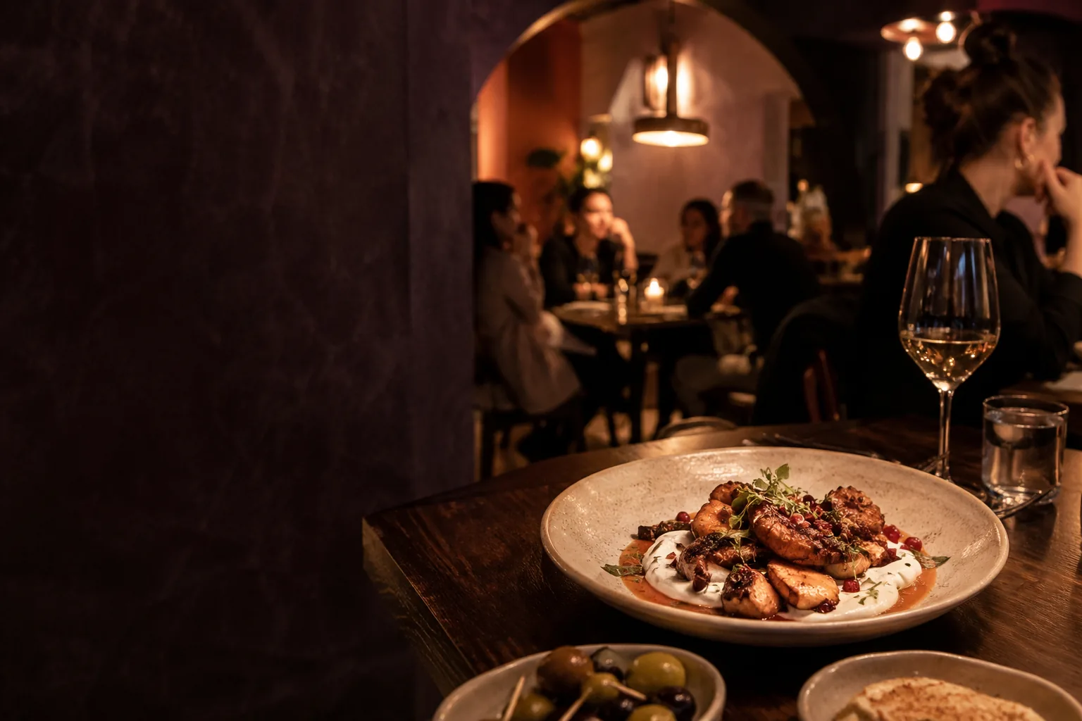 Ein liebevoll angerichtetes Gericht in einem gemütlichen Restaurant